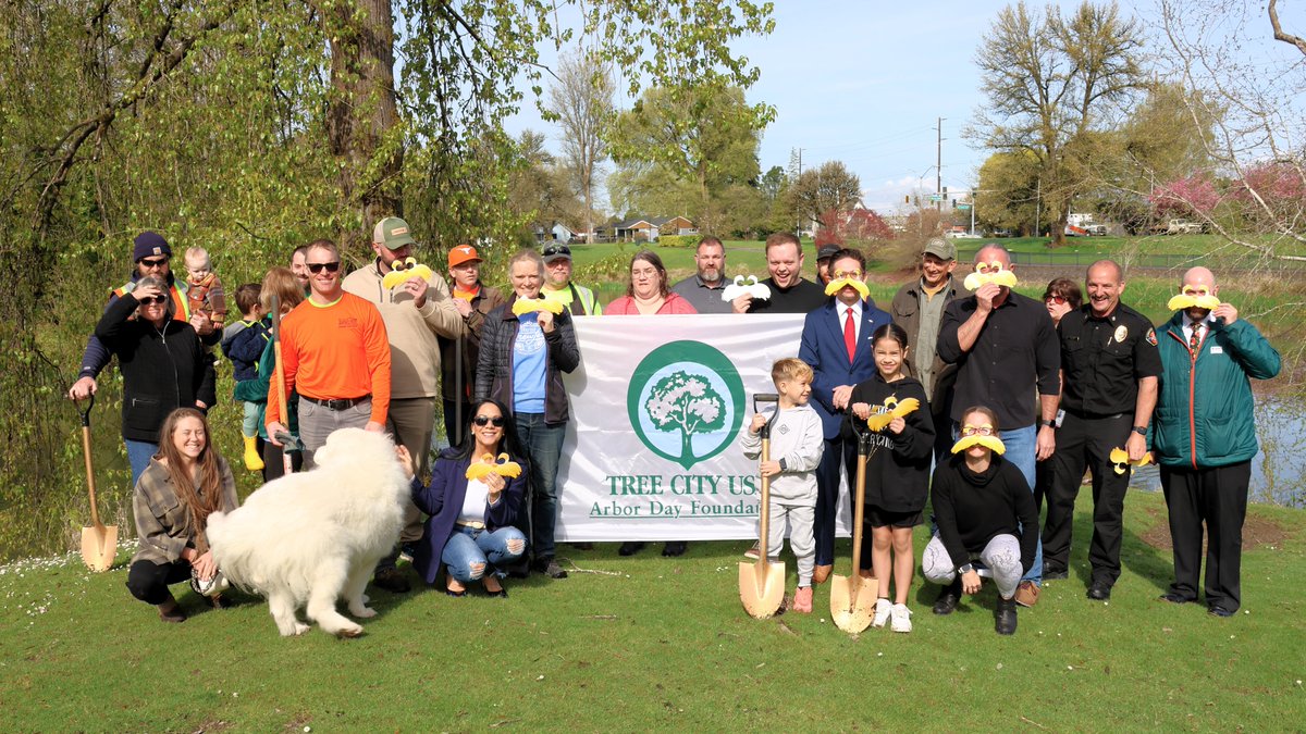 MyLongview's tweet photo. It was a beautiful day for our annual Arbor Day Tree Planting! Three Coastal Redwoods were planted at Lake Sacajawea. Thank you to all who joined to celebrate Arbor Day &amp; Longview's recognition as a Tree City USA for the 41st year and as a Tree City of the World for the 4th year! https://t.co/CAPkaRjOPU