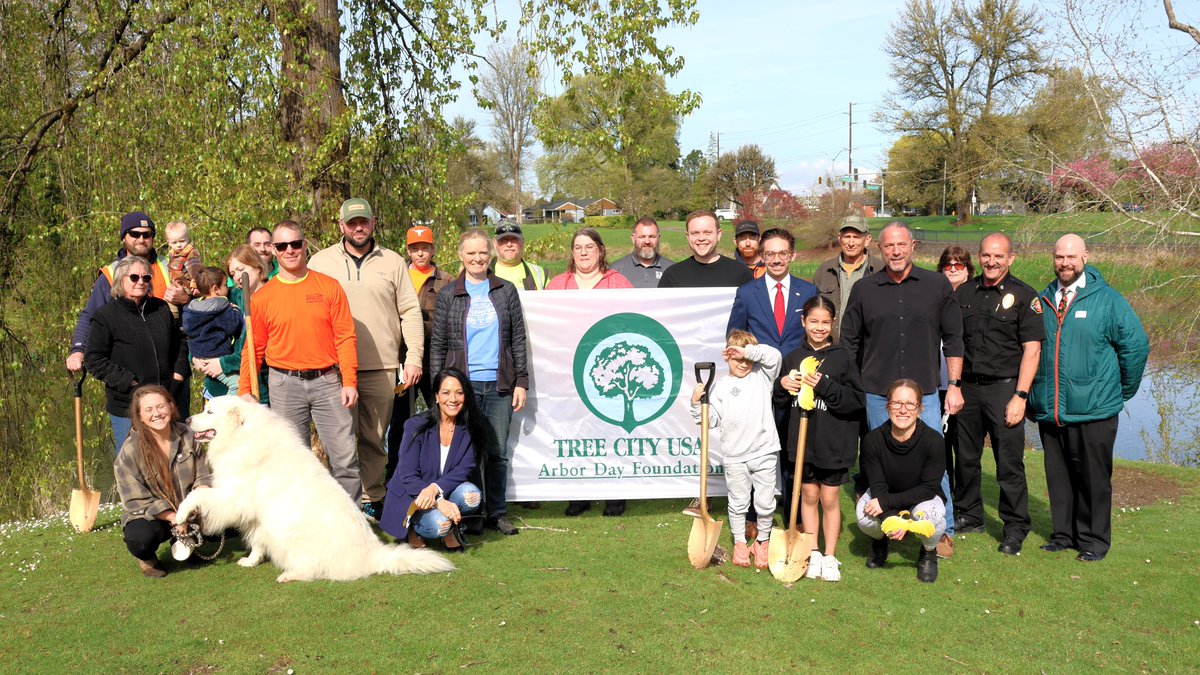 MyLongview's tweet photo. It was a beautiful day for our annual Arbor Day Tree Planting! Three Coastal Redwoods were planted at Lake Sacajawea. Thank you to all who joined to celebrate Arbor Day &amp; Longview's recognition as a Tree City USA for the 41st year and as a Tree City of the World for the 4th year! https://t.co/CAPkaRjOPU