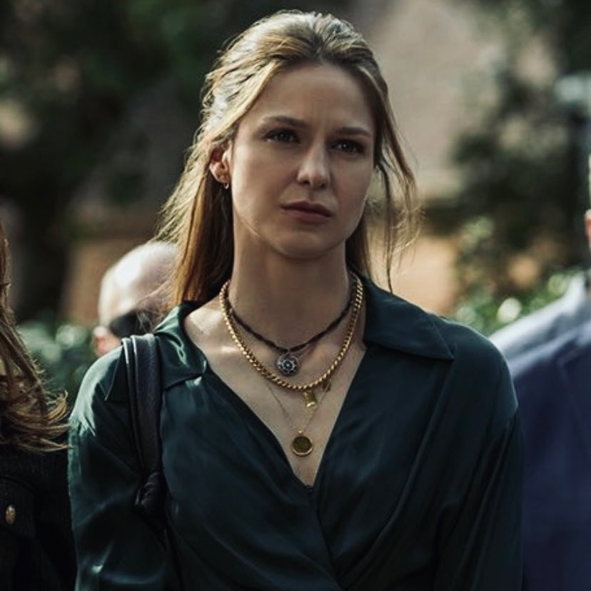 AU- A última pessoa que eu esperava.

Tudo começou com uma mentira boba: Bree disse que tinha uma namorada chamada Jen. Agora tem um casamento, um bilhete “mal posso esperar pra conhecer a famosa Jen” e um pequeno detalhe: Jen existe. E odeia a Bree.

Vai dar tudo certo (ou não).