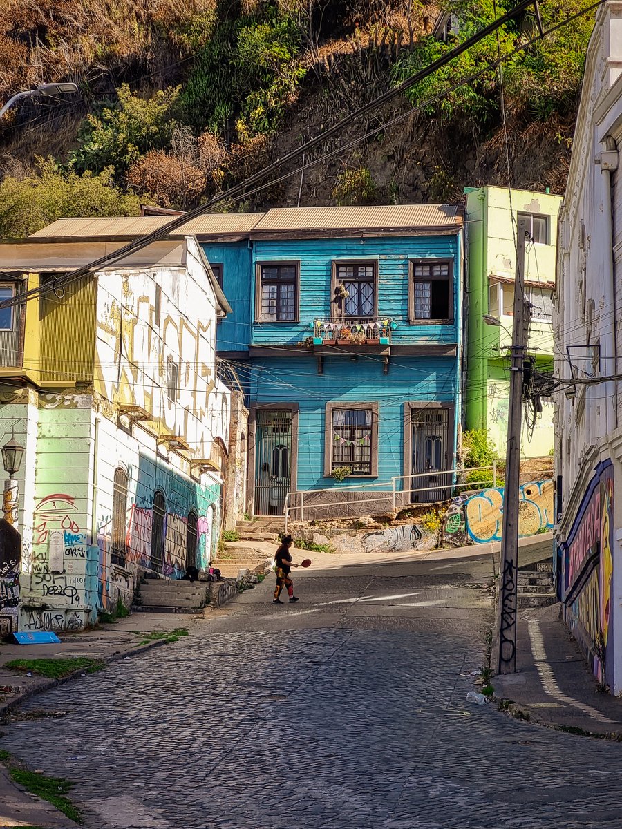 dawson1482's tweet photo. Un lugar que parece detenido en el tiempo. Subida Ferrari, Cerro Bellavista #Valparaíso #Chile https://t.co/nkSmrleE1y