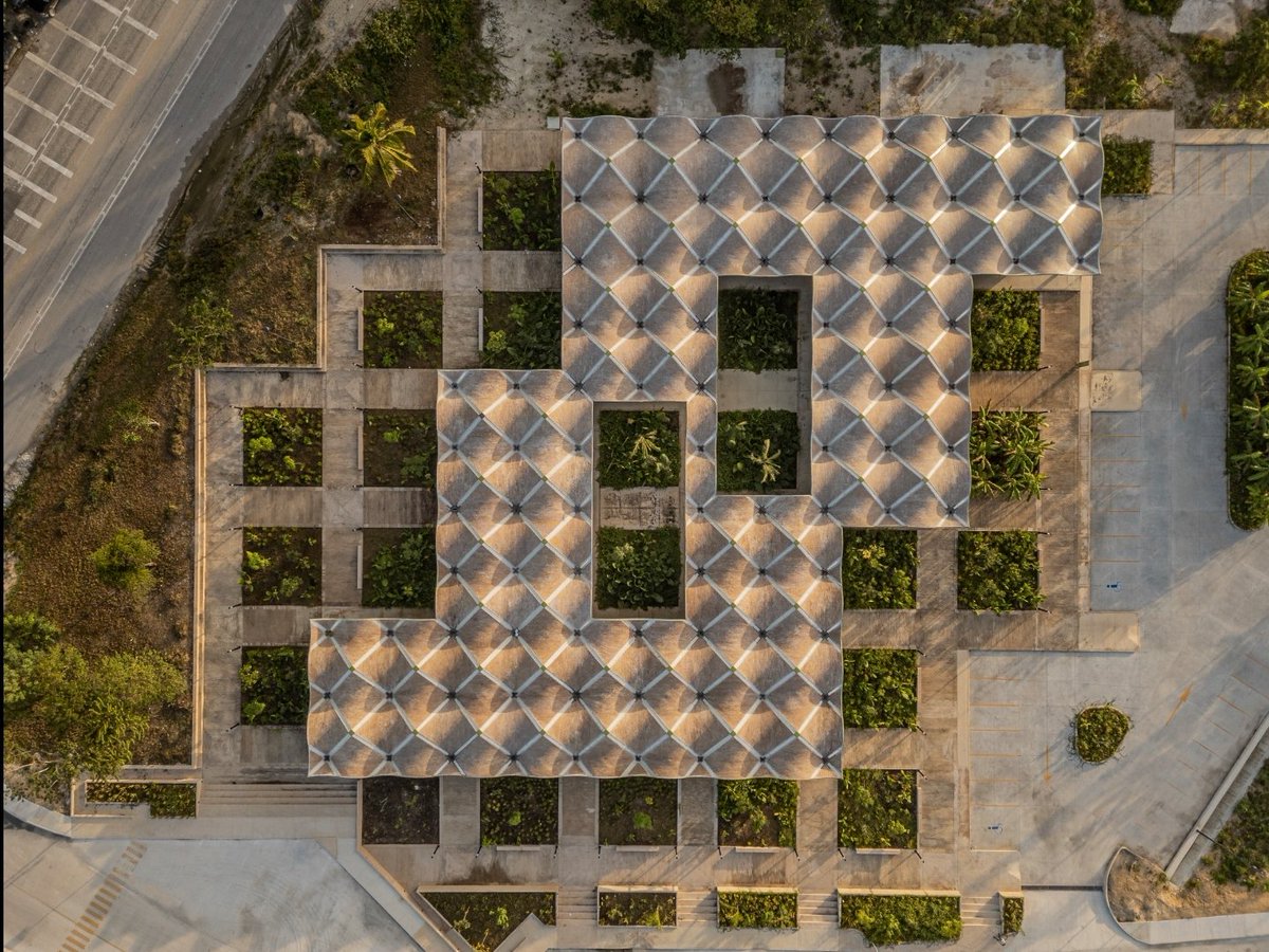 MeyerFalcon's tweet photo. El diseño arquitectónico puede tener muchas fuentes de inspiración. Uno clave es la naturaleza con sus formas y colores 🍃

La revista @ArchDaily publicó este artículo acerca del Mercado Nicolás Bravo que hicimos en Quintana Roo.

Proyecto de @AIDIA_STUDIO
https://t.co/cvZQtWK54L https://t.co/E2xxzkxBlY