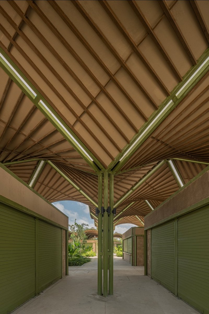 MeyerFalcon's tweet photo. El diseño arquitectónico puede tener muchas fuentes de inspiración. Uno clave es la naturaleza con sus formas y colores 🍃

La revista @ArchDaily publicó este artículo acerca del Mercado Nicolás Bravo que hicimos en Quintana Roo.

Proyecto de @AIDIA_STUDIO
https://t.co/cvZQtWK54L https://t.co/E2xxzkxBlY