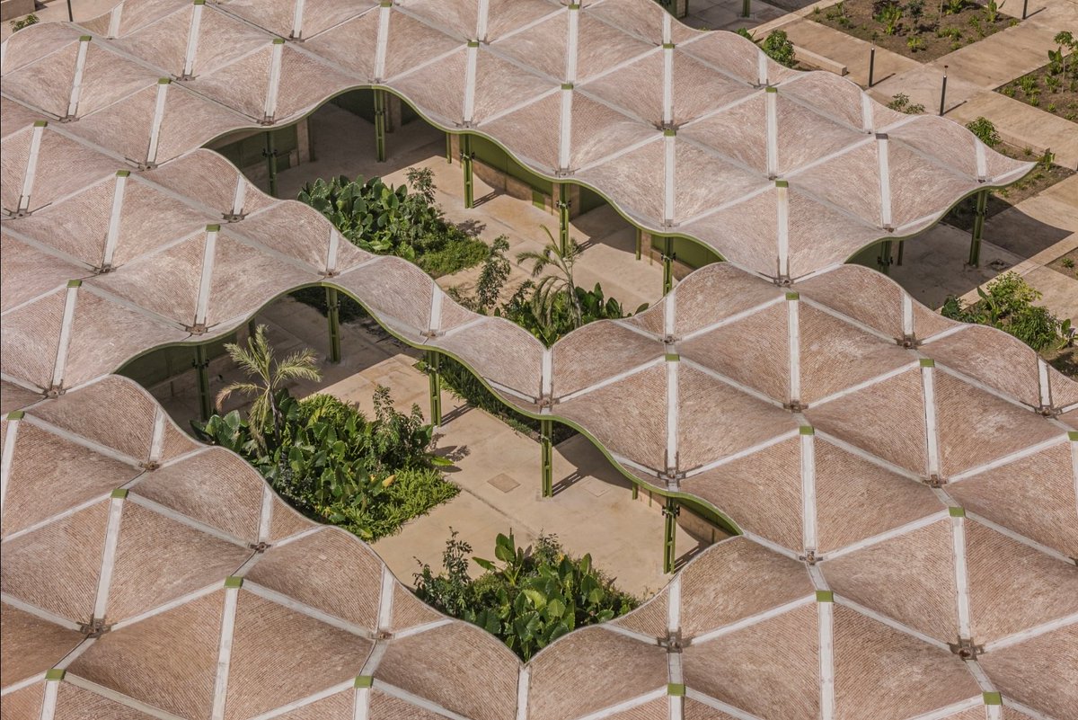 MeyerFalcon's tweet photo. El diseño arquitectónico puede tener muchas fuentes de inspiración. Uno clave es la naturaleza con sus formas y colores 🍃

La revista @ArchDaily publicó este artículo acerca del Mercado Nicolás Bravo que hicimos en Quintana Roo.

Proyecto de @AIDIA_STUDIO
https://t.co/cvZQtWK54L https://t.co/E2xxzkxBlY