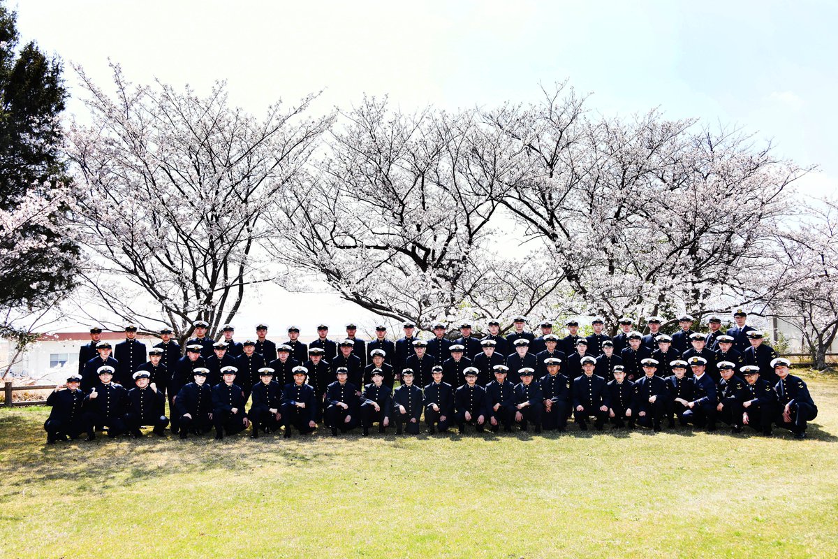 満開の桜のもと、海上幕僚長をはじめ多数のご来賓の皆様にご臨席