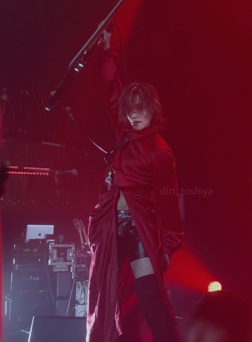 dirt_toshiya's tweet photo. i could stare at him forever (i couldnt look at him for longer than 3 seconds without short circuiting) https://t.co/dXUmcMt7vx
