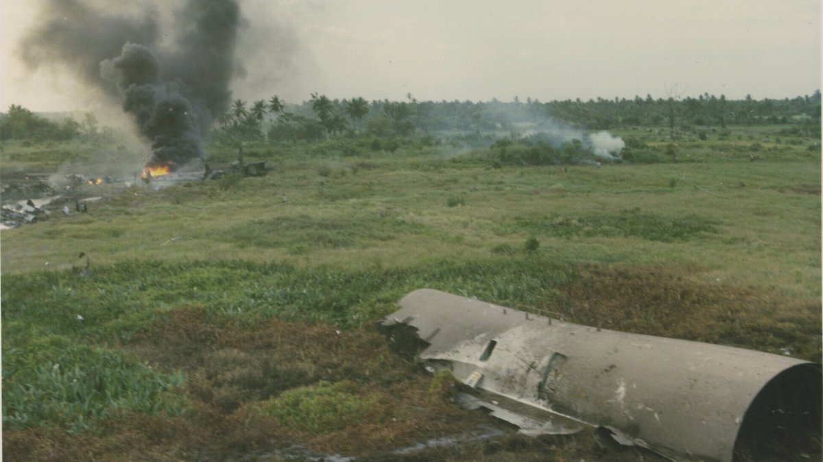 USAS_WW1's tweet image. US President #USAF #F15 #Planecrash #VietnamWar: Operation Babylift: April 4, 1975: C-5A Galaxy crashes 5 miles from Saigon Airport. 314 aboard. 176 survived, but 78 Vietnamese orphans, ~35 American wives chaperoning them, and 11 USAF members killed. 😭💔