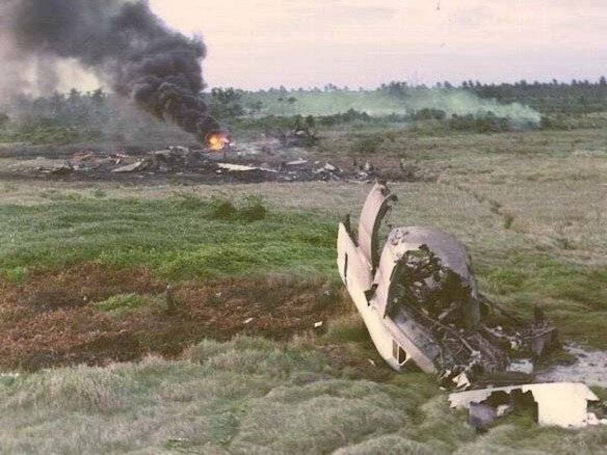 USAS_WW1's tweet image. US President #USAF #F15 #Planecrash #VietnamWar: Operation Babylift: April 4, 1975: C-5A Galaxy crashes 5 miles from Saigon Airport. 314 aboard. 176 survived, but 78 Vietnamese orphans, ~35 American wives chaperoning them, and 11 USAF members killed. 😭💔