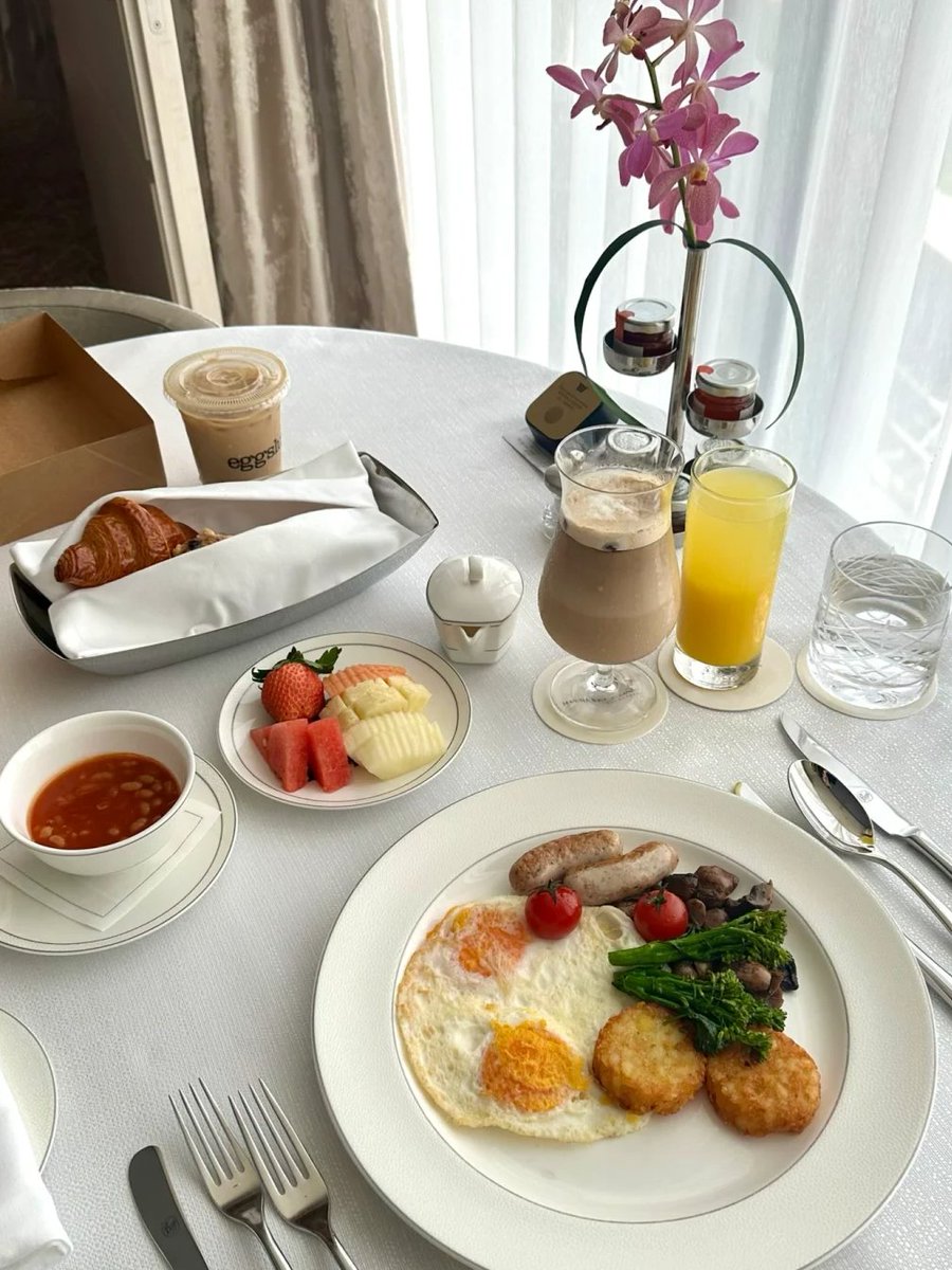 Charlottecdly's tweet photo. 아침에 질서가 생기면, 삶은 점점 더 온화해질 것입니다.
오믈렛, 체리토마토, 크루아상, 그리고 좋은 날씨. https://t.co/DXrq5DtdoB