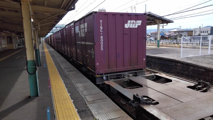 東三条駅を通勤で利用するようになって、この時間帯に何度かホームで電車待っていて気がついたことなんだけど、この時間に必ず貨物列車がこの駅にしばらく停車するんだってことを知った。しかし、ここに乗ってしまいたい衝動が沸き上がって仕方がない。でも、もちろん僕は大人だから。( '_ゝ`)ゞ 