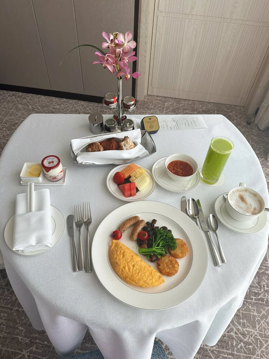 Charlottecdly's tweet photo. 아침에 질서가 생기면, 삶은 점점 더 온화해질 것입니다.
오믈렛, 체리토마토, 크루아상, 그리고 좋은 날씨. https://t.co/DXrq5DtdoB