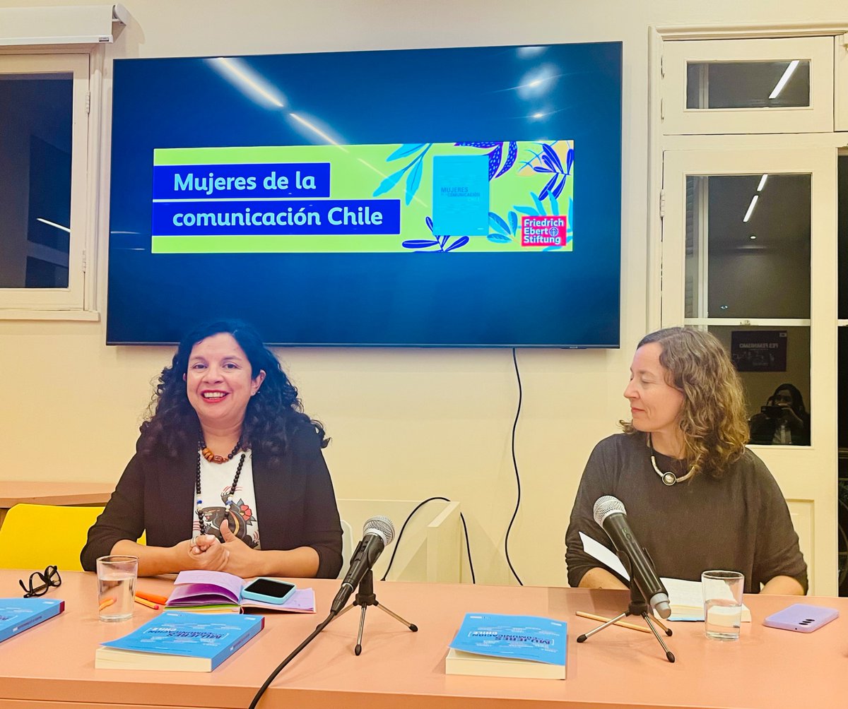 Isa Pavez (@isabel_pavez_a) on Twitter photo Escuchando a las grandes de <a href="/danilazcano/">Daniela Lazcano-Peña</a> y Claudia Lagos 🌟Gracias a todas las autoras y <a href="/FESChile/">Friedrich Ebert Stiftung en Chile</a> <a href="/Saltamentes/">Ana María Castillo</a> #MujeresdelaComunicación Escuchando a las grandes de <a href="/danilazcano/">Daniela Lazcano-Peña</a> y Claudia Lagos 🌟Gracias a todas las autoras y <a href="/FESChile/">Friedrich Ebert Stiftung en Chile</a> <a href="/Saltamentes/">Ana María Castillo</a> #MujeresdelaComunicación