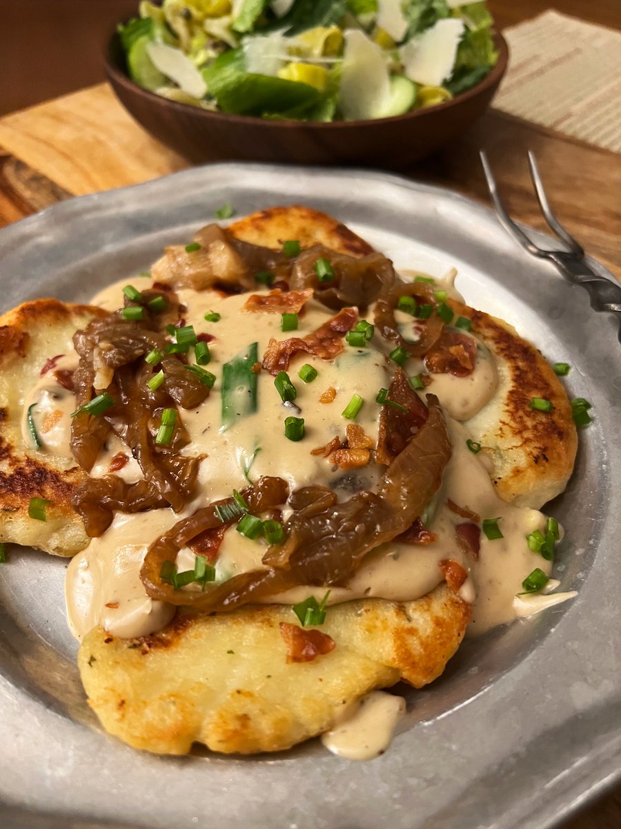 Artie_Pavlov's tweet photo. The tenday's recipe is Beregost Blue Dumplings, potato dumplings w tarragon, boiled/panfried, topped w sauce of Beregost Blue cheese/mushroom gravy/cream/light seasoning. #DnD #BG3 #Cooking in the #ForgottenRealm Recipe: https://t.co/9gqCtcV01x https://t.co/0FYSSE2OK7