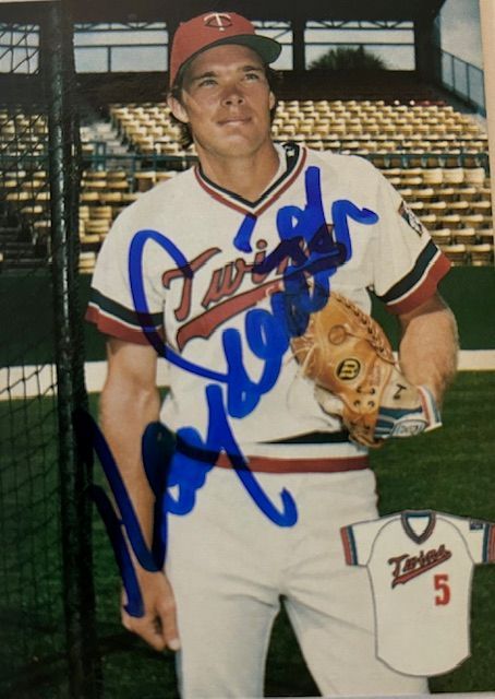 kane_autograph's tweet photo. Got this autograph back from former Twins catcher Ray Smith in just 10 days! 📬✍️
Love adding this classic to the collection — big thanks to Ray! 🙌⚾️

#TTMAutographs #Twins #BaseballCards #AutographReturn #RaySmith #ThroughTheMail #TTMCollectors https://t.co/cqX2JhkA7P