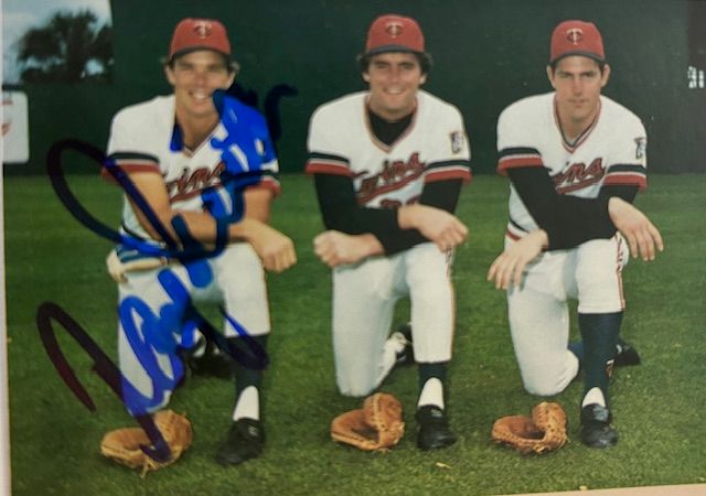 kane_autograph's tweet photo. Got this autograph back from former Twins catcher Ray Smith in just 10 days! 📬✍️
Love adding this classic to the collection — big thanks to Ray! 🙌⚾️

#TTMAutographs #Twins #BaseballCards #AutographReturn #RaySmith #ThroughTheMail #TTMCollectors https://t.co/cqX2JhkA7P