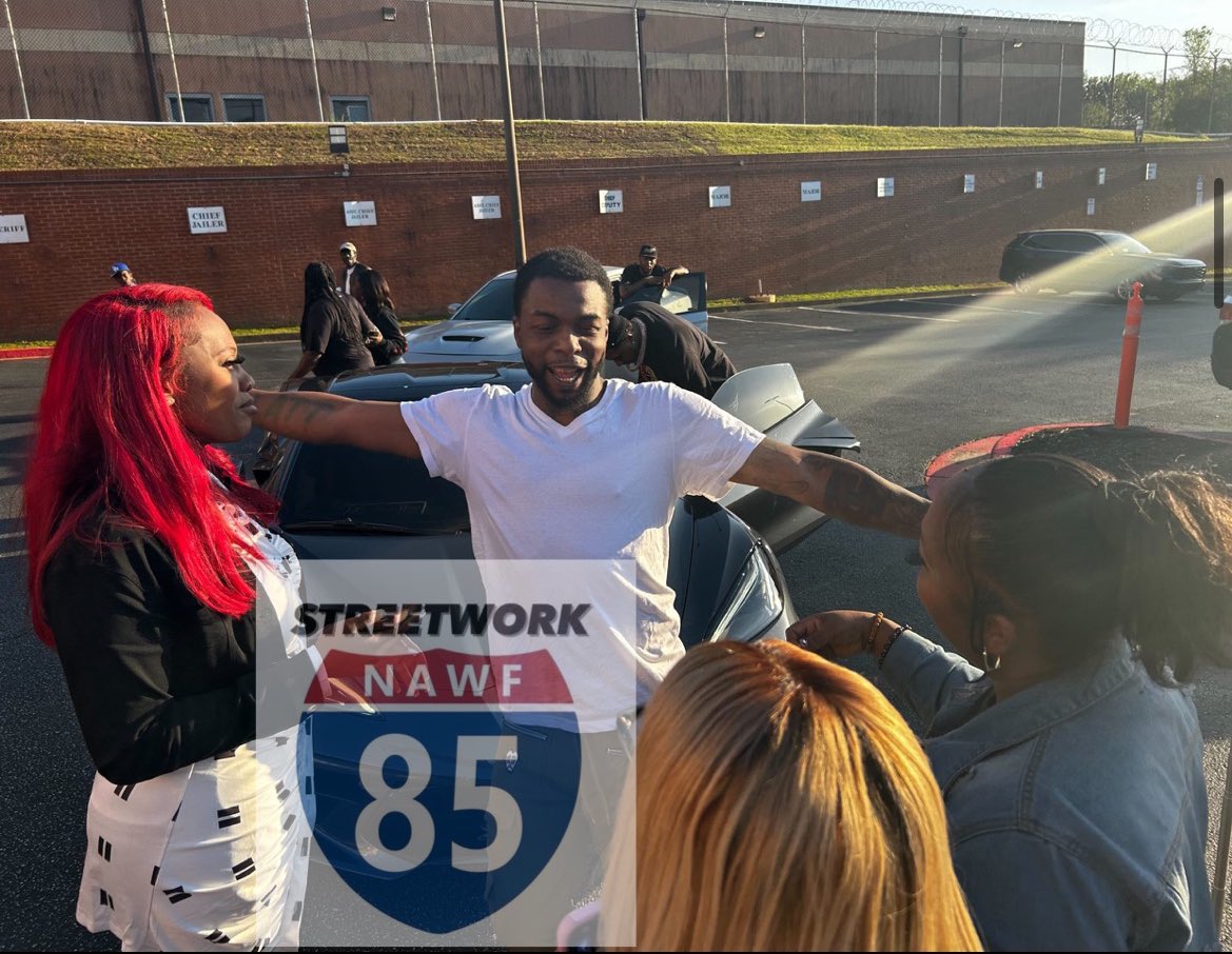 Streetwork85N's tweet photo. Yak gotti greets his family after being Released from rice street https://t.co/6zlWqU9diH