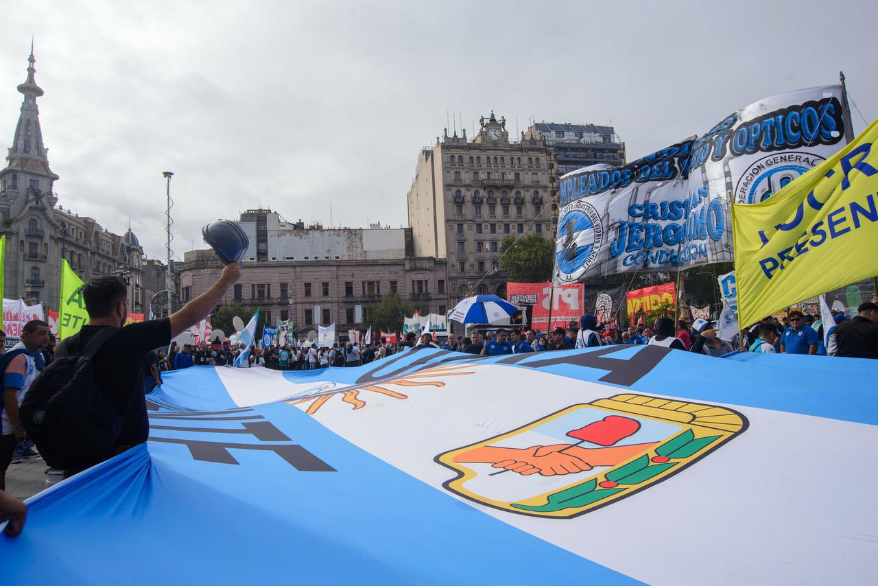 A 36 horas de la condena, la CGT todavía no se expresó sobre la proscripción de CFK, sus principales referentes hablan de "libertad de acción" e insisten en que "no hay clima de paro 