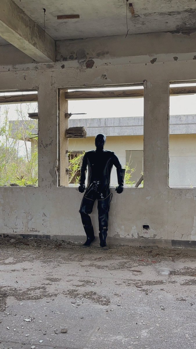 KeithWa56824718's tweet photo. Hellooooo
There is a gimp is waiting 
#rubber #fullrubber #waders #rubberoutdoor https://t.co/ssAm9gxR5N