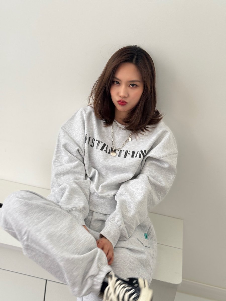 missAPeru's tweet photo. 【 WEIBO 】 250403  —  FeiStudio: #OOTD todo gris~, recuerde ir al cine para apoyar la película "One &amp; Only".  #WangFei #Fei #페이 #王霏霏 https://t.co/nRcejgySrN