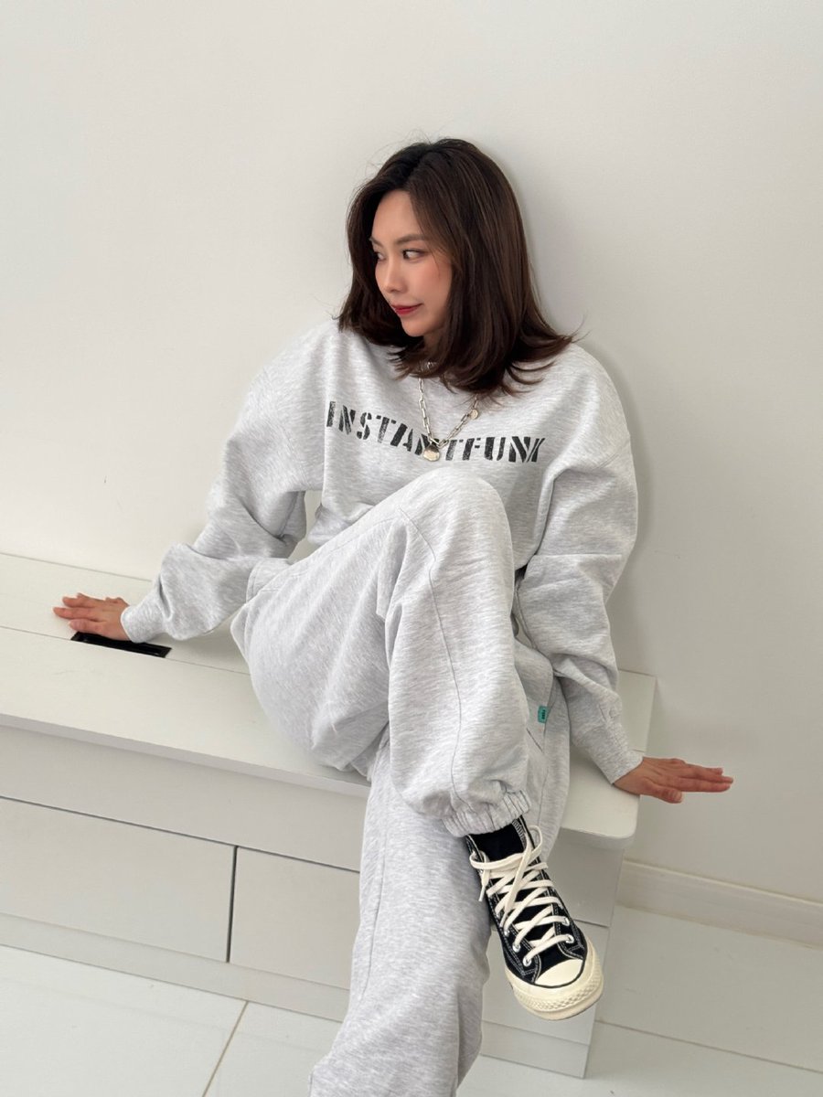 missAPeru's tweet photo. 【 WEIBO 】 250403  —  FeiStudio: #OOTD todo gris~, recuerde ir al cine para apoyar la película "One &amp; Only".  #WangFei #Fei #페이 #王霏霏 https://t.co/nRcejgySrN
