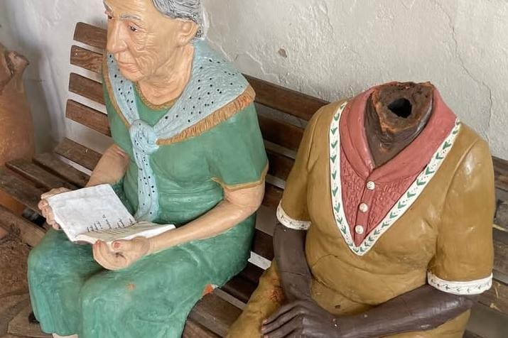 jornal_opopular's tweet photo. Escultura de Leodegária de Jesus é novamente alvo de vandalismo na cidade de Goiás
📲 Leia agora em O Popular: https://t.co/CouH5R00Dk
#LeiaAgora #OPopular #Cultura #CoraCoralina https://t.co/IQPMp3sN7b