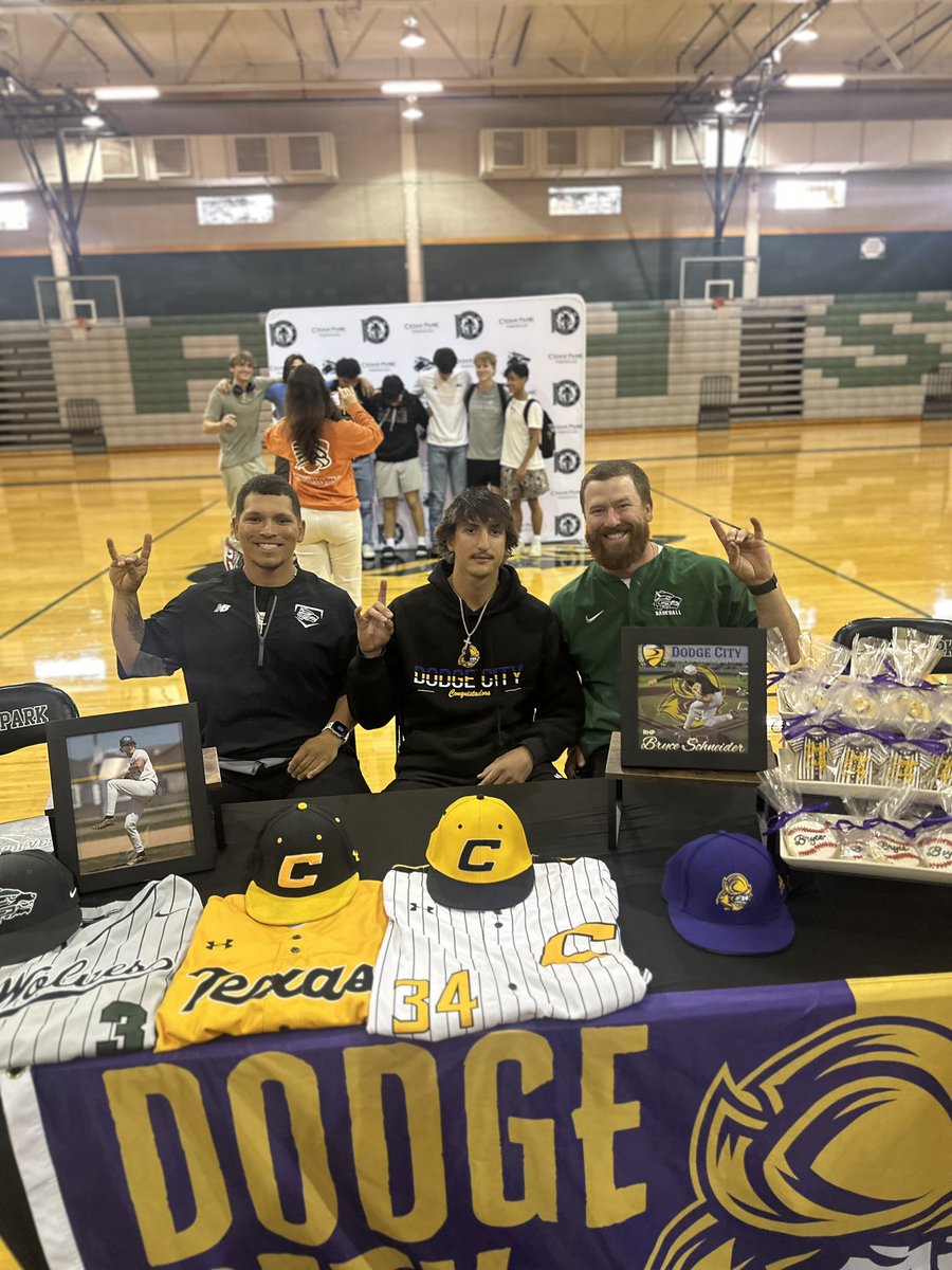 CedarParkBSBL's tweet photo. Was an awesome day getting to celebrate @bryceatx2025 on his commitment to @GoConqsBB! They got them a heck of a player! Can’t wait to see the good things he does! #mudita #WTD https://t.co/LJt0B3hnCu