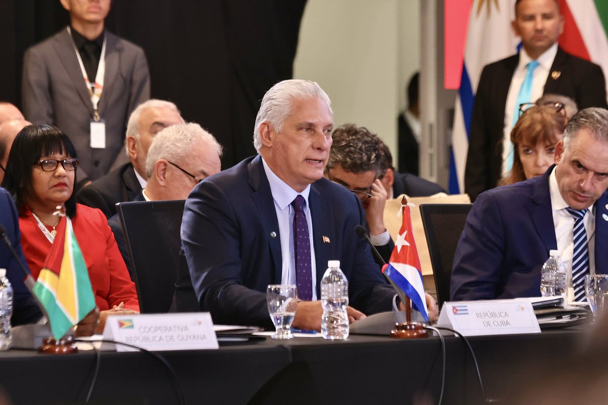 "Es iluso pensar que el gobierno de los EEUU, en lugar de soldados y armas, pueda enviar médicos en las mismas condiciones solidarias y preferenciales que lo hace #Cuba.

Cuba ratifica su voluntad de mantener la cooperación pactada con cada país que nos lo ha requerido...