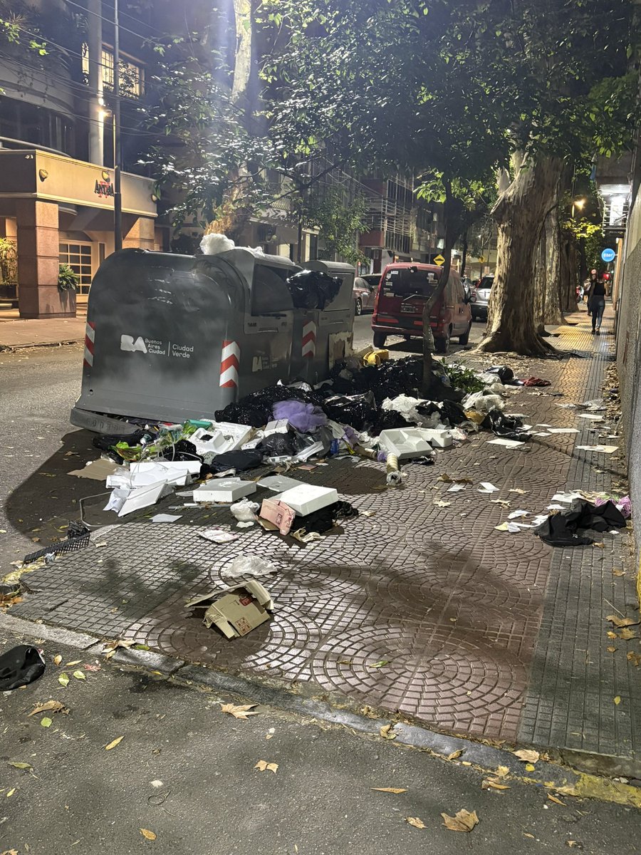 aiamcatperson's tweet photo. Hoy en “Este es mi basural” les presento a mi cuadra
Lautaro al 0, Flores - CABA 
Esto es así TODOS LOS PUTOS DÍAS entre los tachos que son una poronga, los de @fravegaonline que son unos mugrientos, los “recicladores urbanos” y la gestión de @jorgemacri @gcba https://t.co/Yzq8Af2Vhm