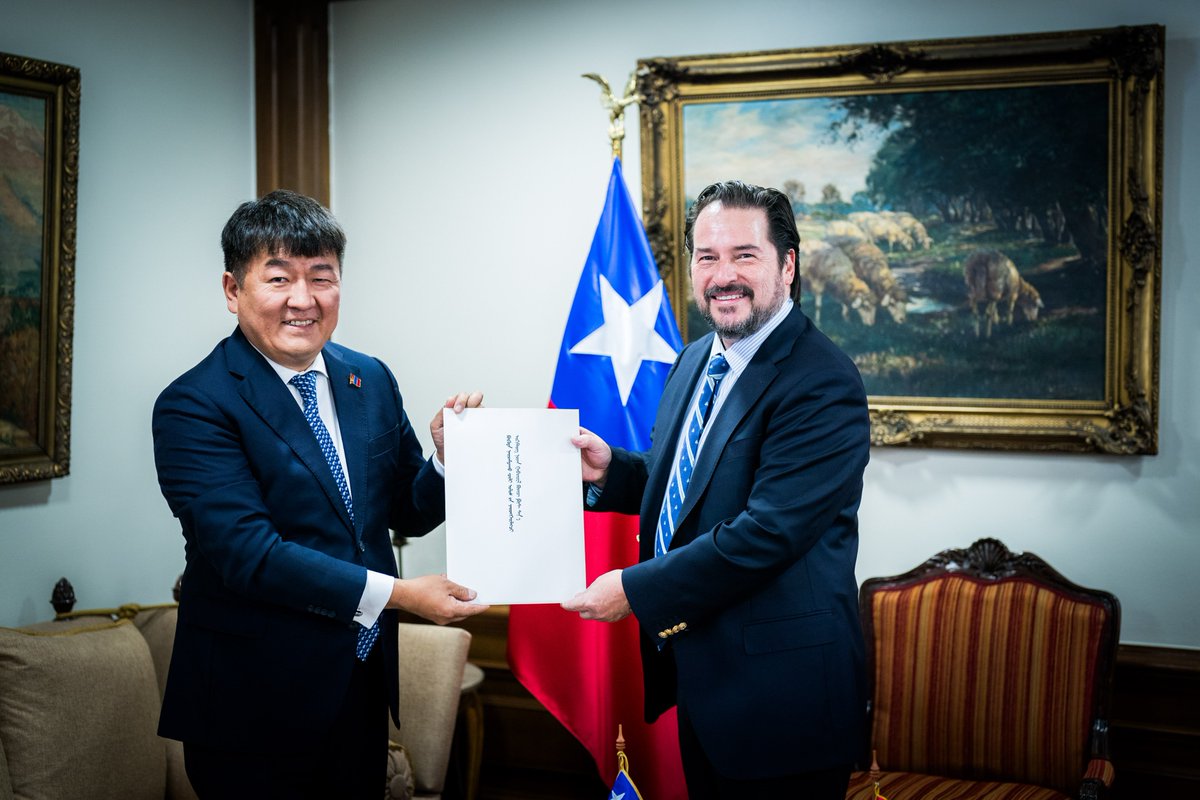 Монгол Улсаас Бүгд Найрамдах Чили Улсад хавсран суух Онц бөгөөд Бүрэн эрхт Элчин сайд С.Золжаргал 2025 оны 2-р сарын 4-ний өдөр тус улсын Гадаад хэргийн яамны Ёслолын газрын ерөнхий захирал, Элчин сайд Кристиан Ходжес-Нюжент Докмакд Итгэмжлэх жуух бичгийнхээ хуулбарыг гардууллаа