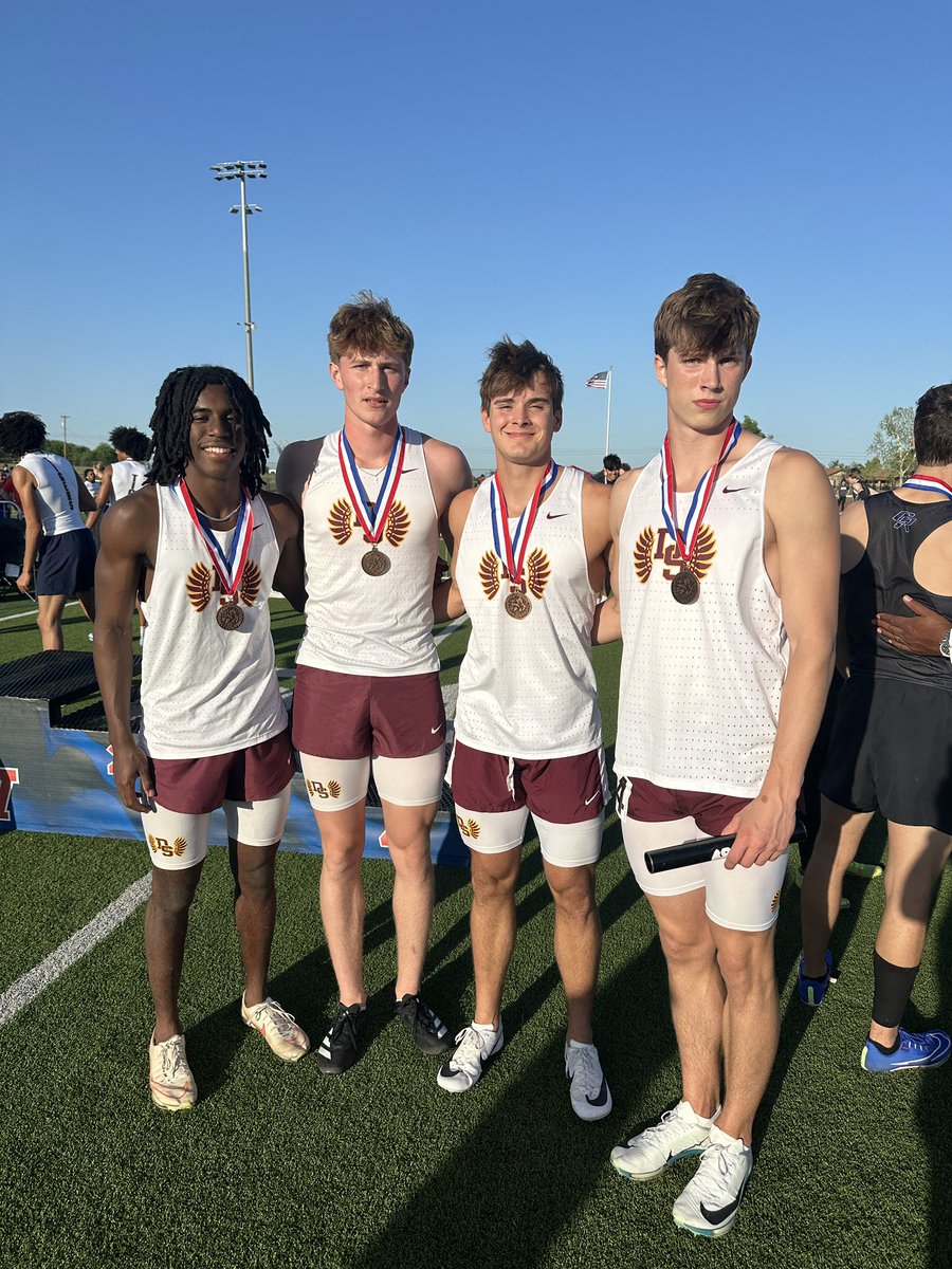 Boys 4x200 qualify for regionals with their 3rd place finish!