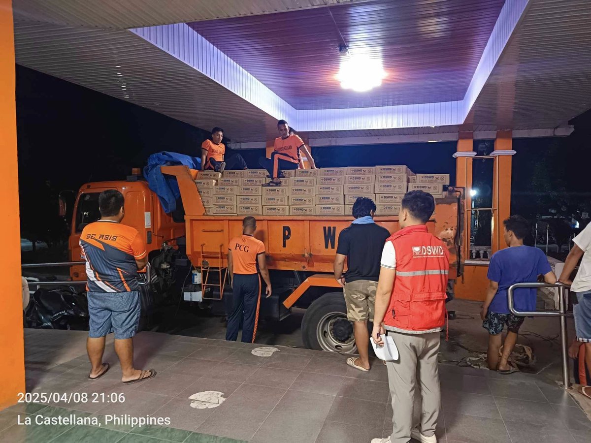 dswdserves's tweet image. LOOK: In the aftermath of the recent Mt. #Kanlaon eruption, the Angels in Red Vests from DSWD Field Office 6 – Western Visayas immediately assessed the condition of internally displaced persons (IDPs) in La Castellana, Negros Occidental. To help sustain the needs of affected