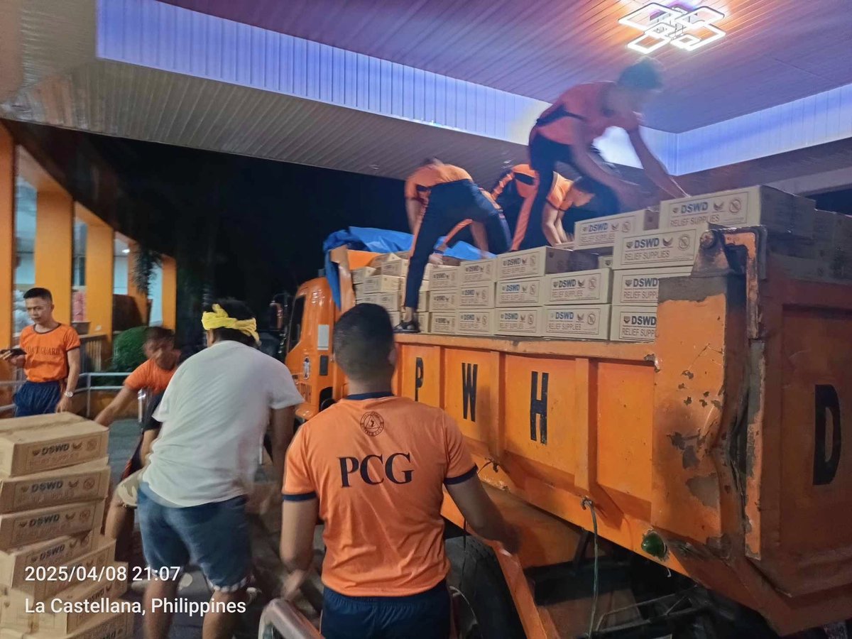 dswdserves's tweet image. LOOK: In the aftermath of the recent Mt. #Kanlaon eruption, the Angels in Red Vests from DSWD Field Office 6 – Western Visayas immediately assessed the condition of internally displaced persons (IDPs) in La Castellana, Negros Occidental. To help sustain the needs of affected