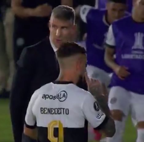 nanduti's tweet photo. Darío Benedetto mandó callar a los hinchas de #Olimpia  que se encontraban en las preferencias. 

¿Le deben rescindir el contrato?

📻 #1020AM #LaGranJugada https://t.co/01JzL9J5Fq