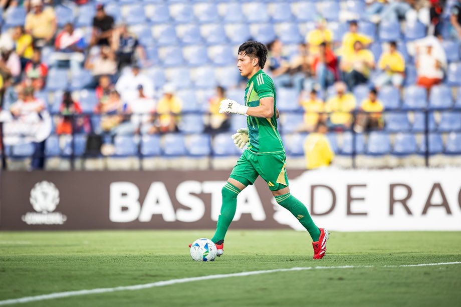 LaRoja's tweet photo. 🧤 ¡Tremendo Vicente!

En un partido tan duro como bravo, ante Brasil por las Semifinales del CONMEBOL Sudamericano Sub-17 Colombia 2025, nuestro arquero Vicente Villegas realizó un gran partido (0-1)🛡️

📈 4 atajadas clave, 7 intervenciones exitosas y seguridad en el arco nacional. Muy buen partido, ‘Vicho’

#SiempreConLaRoja
#SomosLaRoja 
#Chile