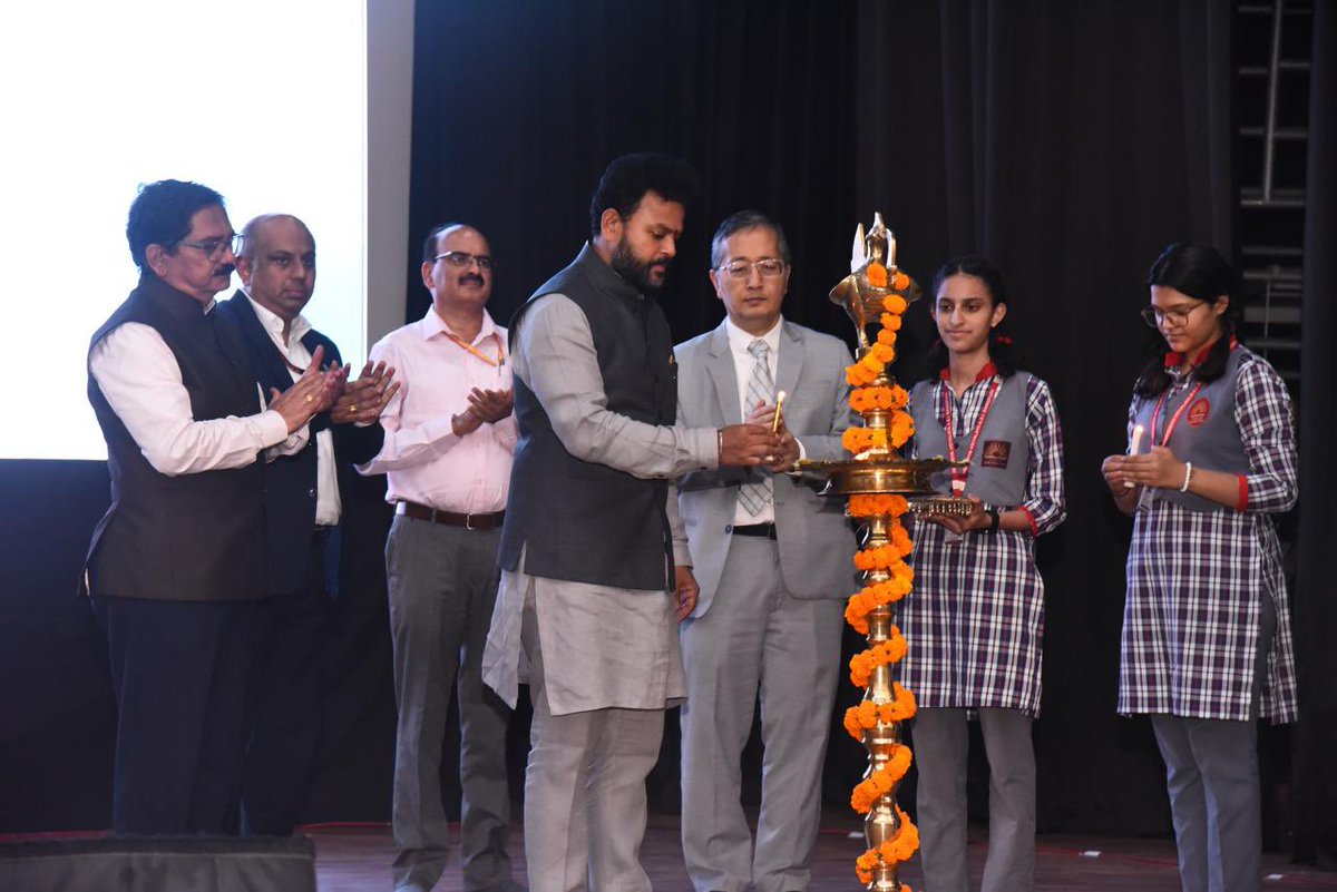 kvs_ro's tweet photo. The honourable Minister of Civil Aviation Government of India @RamMNK has launched a programme on Career in Civil Aviation for the students of classes XI &amp; XII across the country on 9th April. More than 200 Students and Staff of KV AI Rangpuri, Delhi took part in this programme. https://t.co/4hIchuiVgo