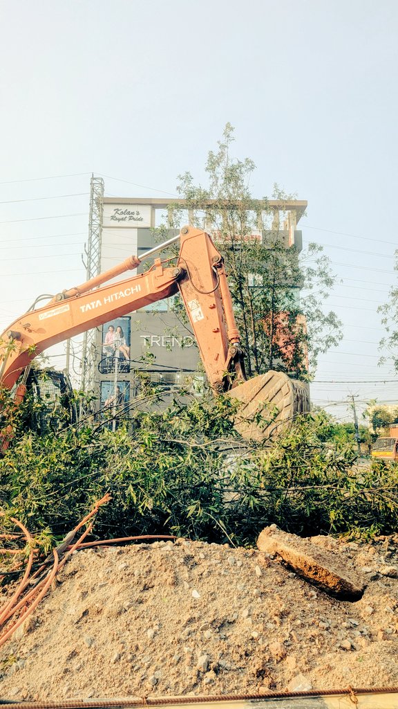 PrathyushaCFA18's tweet photo. The horrors and reality of our cities today. I clicked this on my way back from work yesterday.
Unless we care a whole awfully lot, we cannot survive like this.
#treesmatter https://t.co/fZUUAK5Q1o
