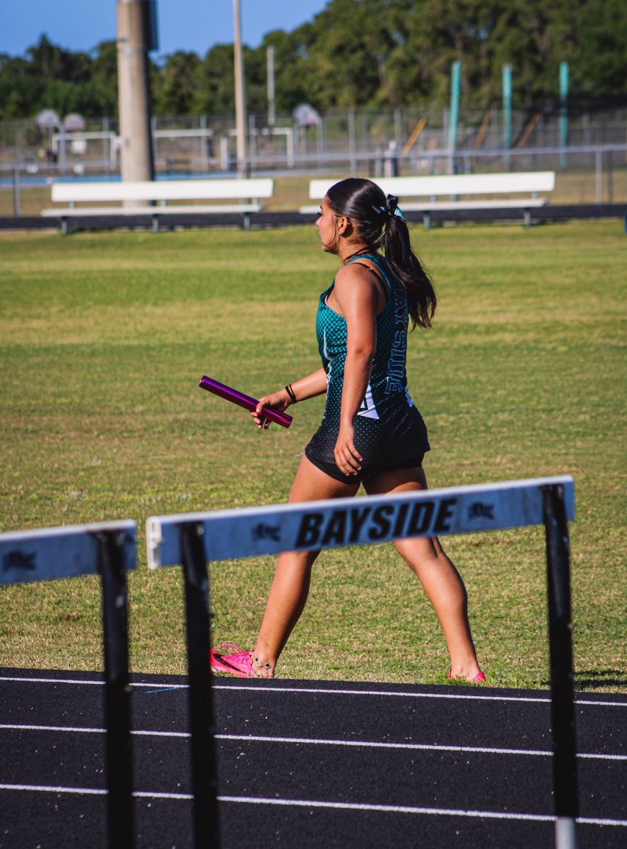 ChloeeHahnn's tweet photo. 4/3 bayside relays . ran a 6.12 mile in the dmr and 2.43 in the 800 . the open 1600 tight after the dmr . still took 1st with 6.22 https://t.co/pPvNSNISY4