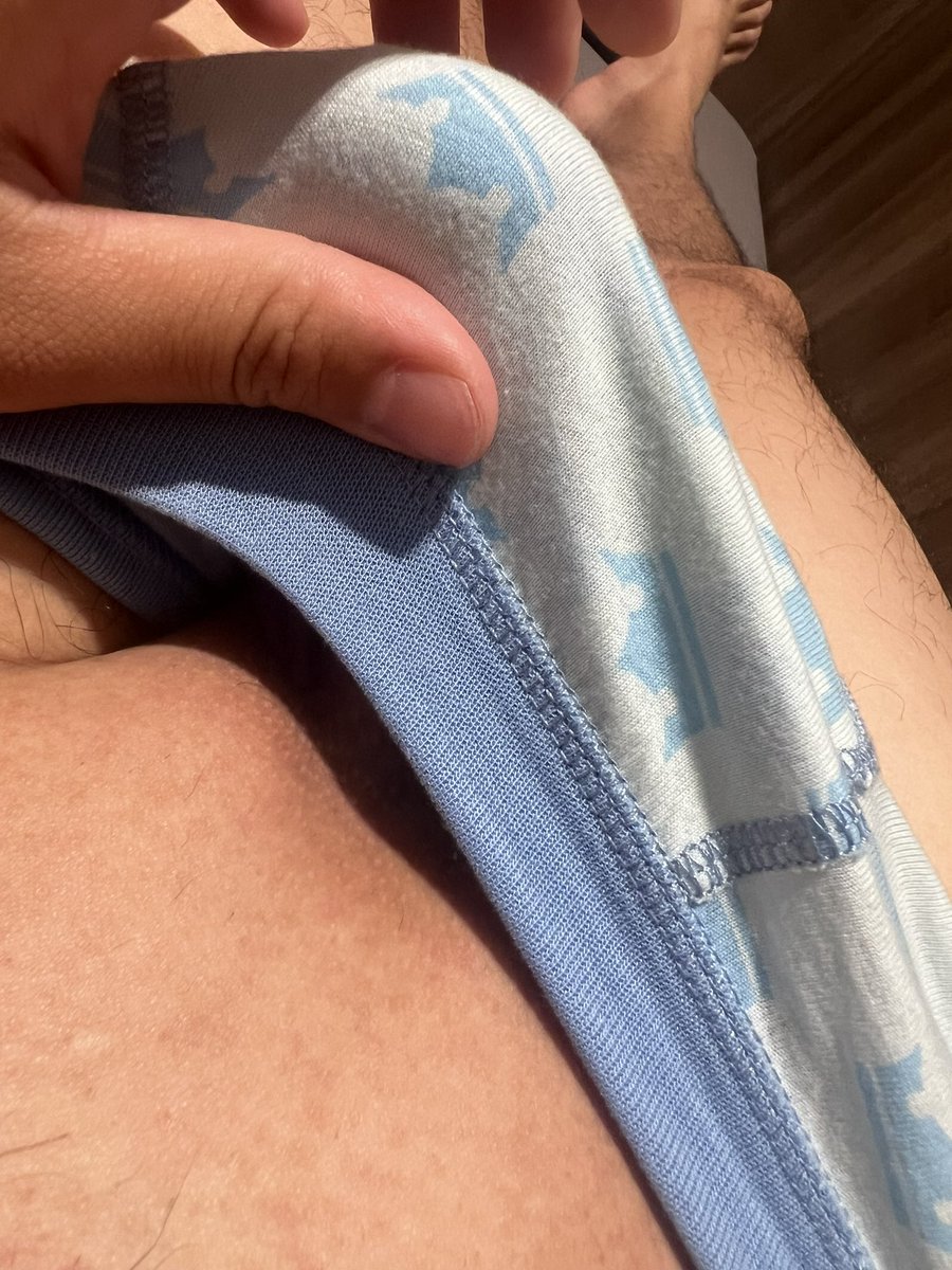 除完毛好乾淨～
無毛包皮屌穿卡通內褲就是讚
想看內褲裡面的私訊歐😘
#卡通三角 #三角褲 #傳統內褲 #包皮鸡