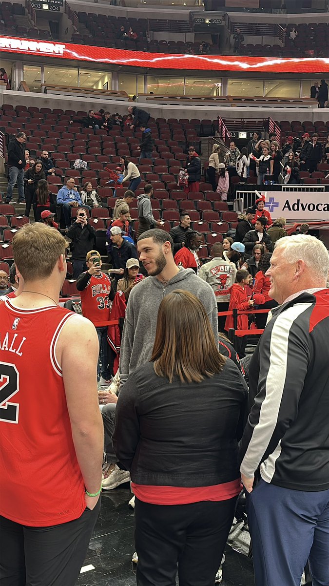 KRoseSharkey's tweet photo. A really special pregame ahead of tonight’s Bulls game. Lonzo Ball welcomed in the family of the donor for his knee replacement surgery. 

20 year old Alex Reinhardt passed away in February of 2023 and his family is here tonight for the special meeting with Ball. https://t.co/twwanNxPds