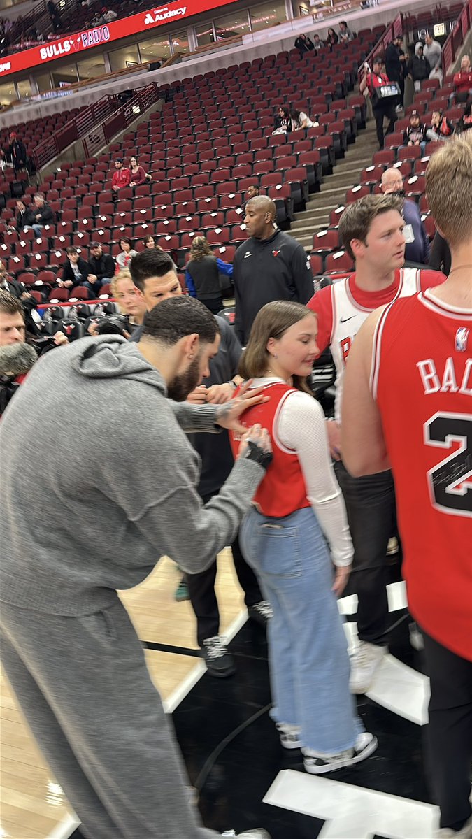 KRoseSharkey's tweet photo. A really special pregame ahead of tonight’s Bulls game. Lonzo Ball welcomed in the family of the donor for his knee replacement surgery. 

20 year old Alex Reinhardt passed away in February of 2023 and his family is here tonight for the special meeting with Ball. https://t.co/twwanNxPds