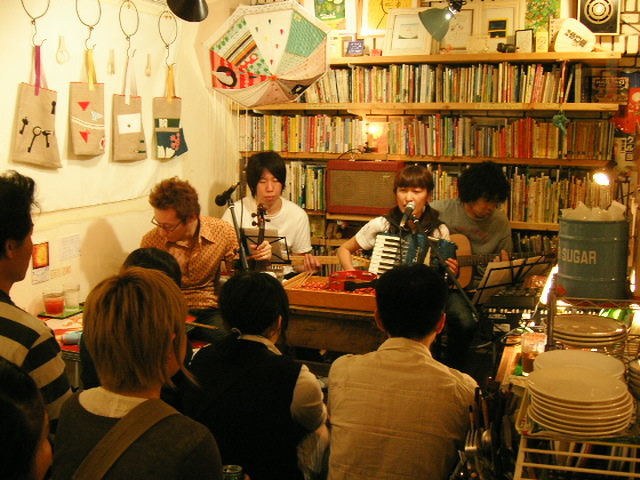 Lotsi12's tweet photo. 2005年4月10日、20年前の今日はThree Berry Icecreamのライヴへ
NZから帰国後で居候させてもらってたドイツ人の親友の部屋から行きました
advantage Lucy石坂さんもギターで参加されて、アイコさんも観に来られていていました。打ち上げでは久しぶりに皆さんとお話しできて感激でした!
#3bi #渋谷系 https://t.co/rLMFxWLGIq