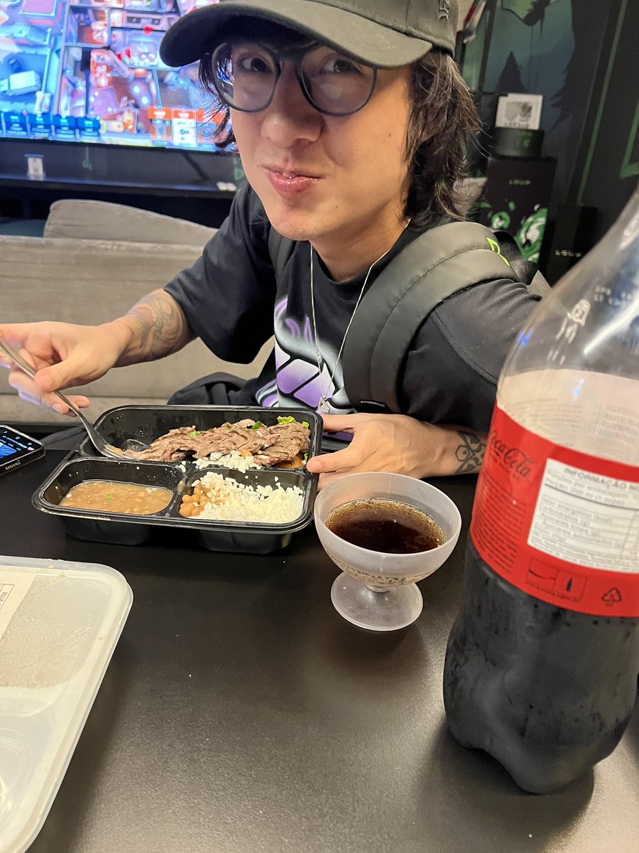 robolol1's tweet image. Jurokkkkkkk o brilho dele sumindo tomando refrigerante no pote de sorvete
