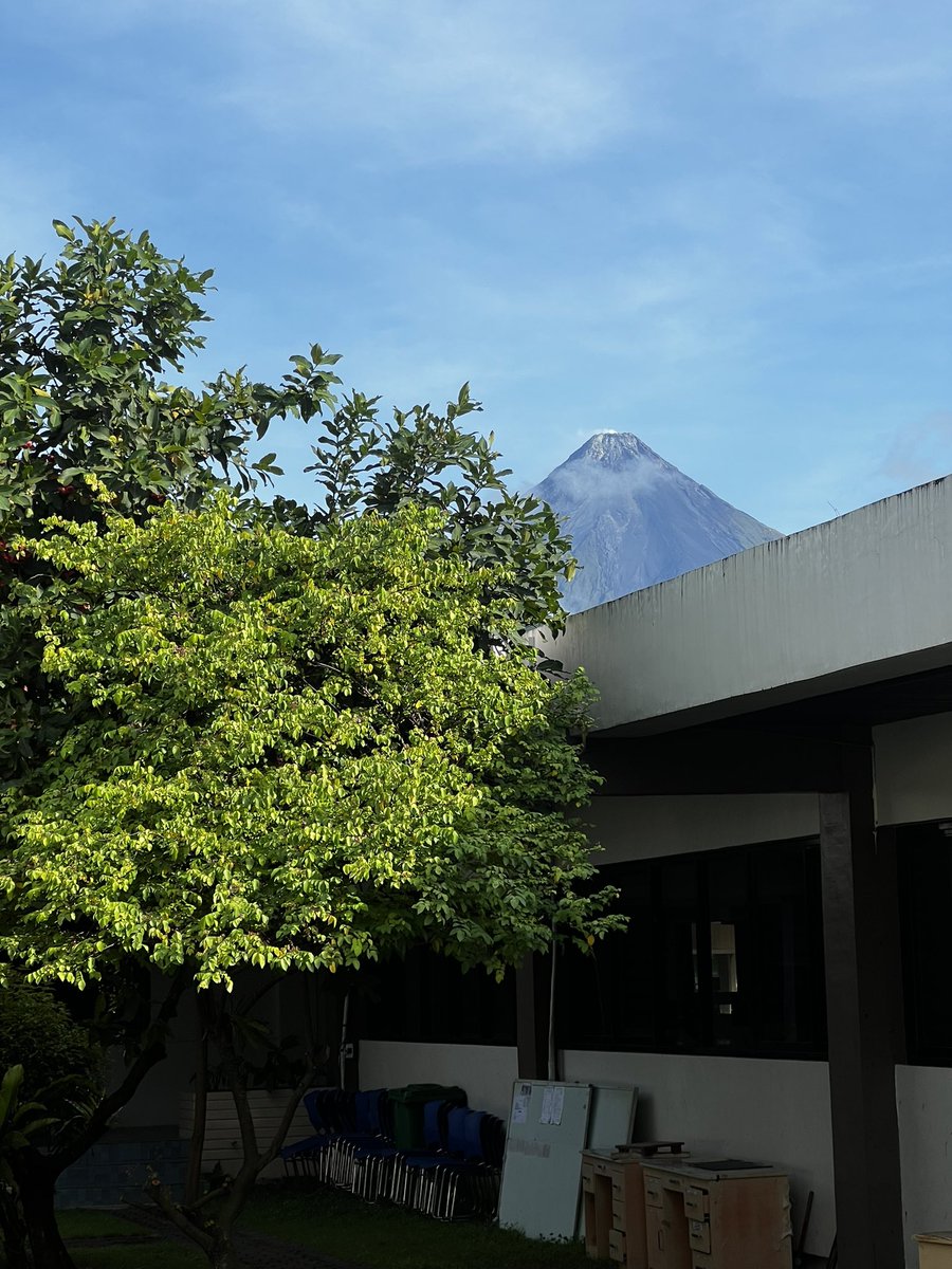 xmmpv's tweet photo. Gusto ko talaga mamitas ng mokapa. Hahaha. Pero ganda ng Mayon this morning. https://t.co/ndSd43ir4C