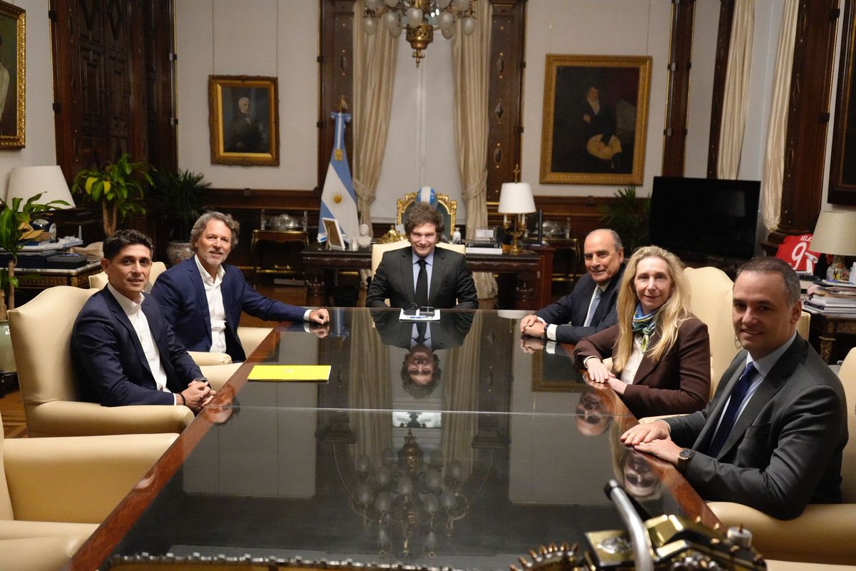 juanmdlserna's tweet image. En 2025 vamos a destinar USD 2.600 millones para seguir expandiendo nuestras operaciones en Argentina, además de incorporar 2.000 nuevos empleados. Compartimos el anuncio con el presidente @JMilei y su equipo.
Más talento y tecnología argentina para seguir creciendo 🇦🇷💪!