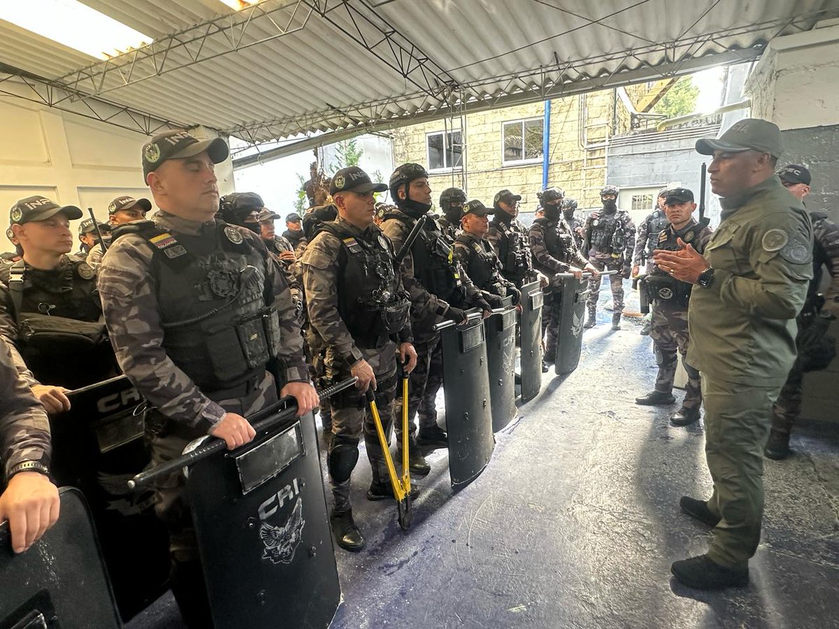 INPEC_Colombia's tweet photo. 🔐 #SeguridadYControl | Hoy fueron intervenidos 12 Establecimientos de Reclusión pertenecientes a las seis regionales del país, gracias al trabajo articulado de 480 funcionarios. 👇 https://t.co/97n68TZnnJ