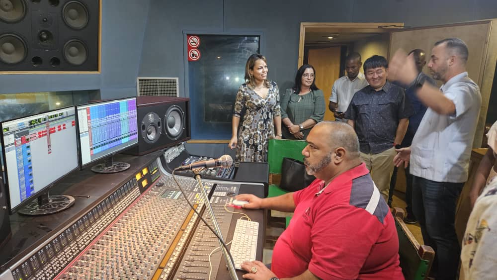 Монгол Улсаас Бүгд Найрамдах Куба Улсад суугаа Онц бөгөөд Бүрэн эрхт Элчин сайд С.Золжаргал тус улсын дуу бичлэгийн EGREM студид зочилж, студийн захирал Рэниер Чилс болон хамт олонтой танилцаж, хамтын ажиллагааны асуудлуудаар санал солилцов