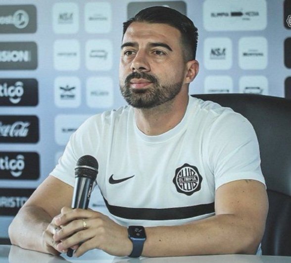 futbolclubpy's tweet photo. 🚨 Julio César Cáceres sería el candidato 1️⃣ para dirigir a Olimpia, Palermo está con un pie afuera.

➡️ El "Emperador" podría incluso asumir este fin de semana.

👉 Info vía @VelazquezErwin https://t.co/D2igMCICMK