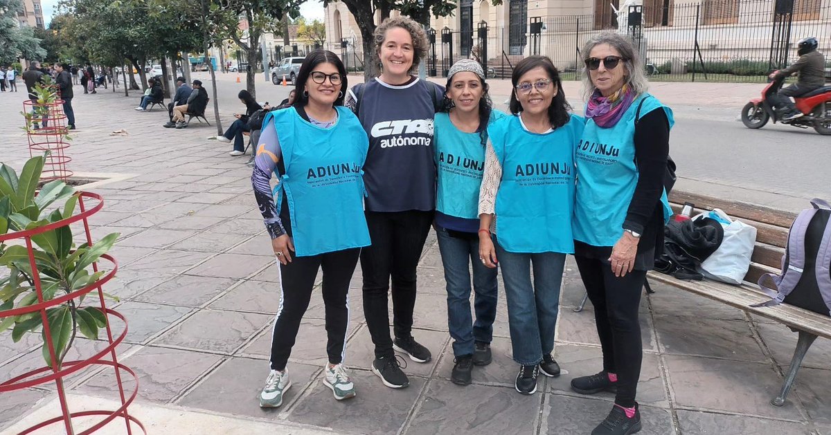 ✊ Hoy marchamos junto a nuestrxs jubiladxs

Desde ADIUNJu, acompañamos la lucha por una jubilación digna, tras años de trabajo y compromiso.
Docentes jubiladxs, sindicatos y organizaciones sociales de Jujuy dijimos:  ¡Basta de ajuste y represión!

📢 La lucha es colectiva.
