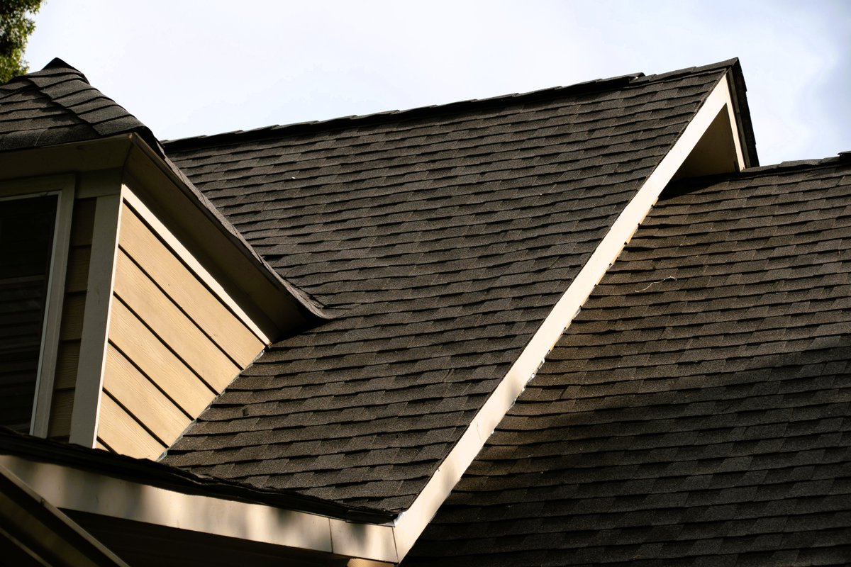RoofingGeorgia1's tweet image. 🏡 Flashing is your roof&apos;s first line of defense against leaks. If it&apos;s damaged, water can seep in and cause costly damage. Roofing Georgia repairs and installs flashing the right way! #RoofingGeorgia #FlashingRepair #LeakProtection