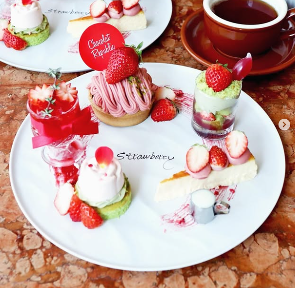 chocolatRip's tweet photo. 苺とチョコレートを贅沢に味わえるこの季節だけの特別な一皿です。🍓

Tea Party -strawberry-
◯ストロベリーモンブラン
◯プチローズ 
◯チーズテリーヌ 
◯グラスショートケーキ 
◯ジュレ・ド・フレーズ

￥2700（税込）
1ドリンク付き
*三宮本店限定
* 4月3日（木）～5月15日（木）まで https://t.co/Hcur5yFKzh