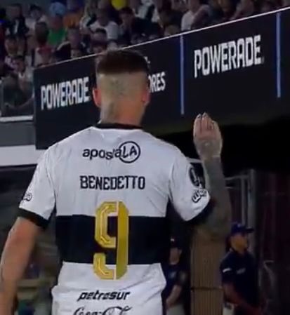 Ni arco libre no mete este Darío Benedetto pero el mandó callar a los hinchas de #Olimpia  
Fuera ya con Martín Palermo y Coto
